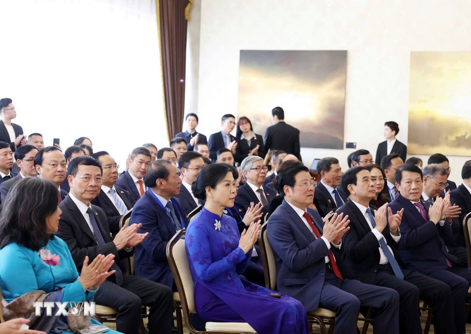 Bà Ngô Phương Ly, Phu nhân Tổng Bí thư Tô Lâm và các đại biểu tham dự buổi gặp gỡ. (Ảnh: Thống Nhất/TTXVN)