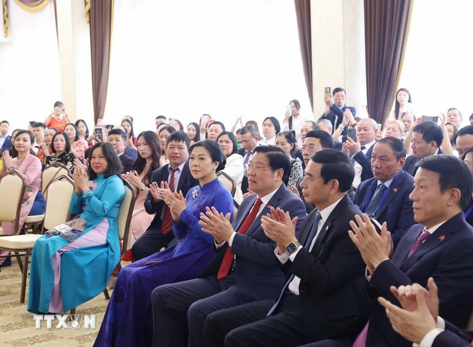 Bà Ngô Phương Ly, Phu nhân Tổng Bí thư Tô Lâm và các đại biểu tham dự buổi gặp gỡ. (Ảnh: Thống Nhất/TTXVN)