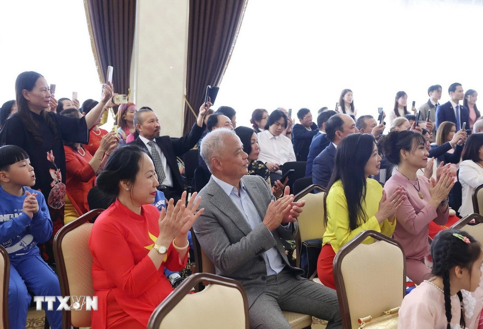 Đại diện cộng đồng người Việt Nam tại Belarus tham dự buổi gặp gỡ Tổng Bí thư Tô Lâm. (Ảnh: Thống Nhất/TTXVN)