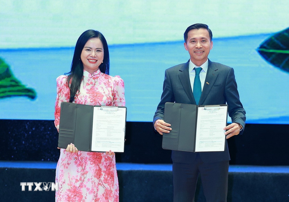 Lễ trao thỏa thuận về việc thu xếp vốn cho dự án nhà máy điện gió Savan 1 giữa Ngân hàng TMCP Quân đội (MB) và Công ty TNHH điện gió Savan 1. (Ảnh: Dương Giang/TTXVN)