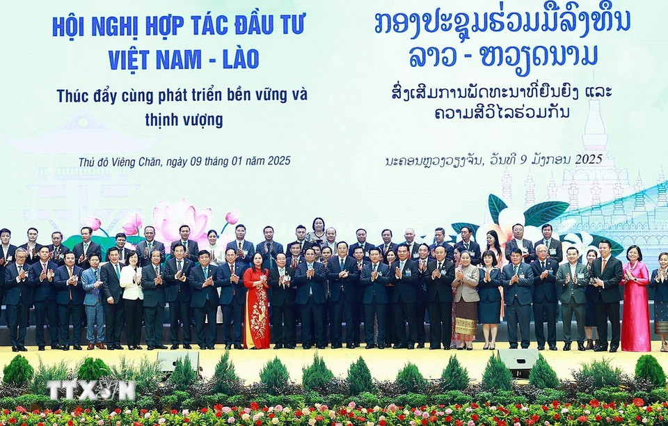 Thủ tướng Phạm Minh Chính và Thủ tướng Sonexay Siphandone với các doanh nghiệp. (Ảnh: Dương Giang/TTXVN)