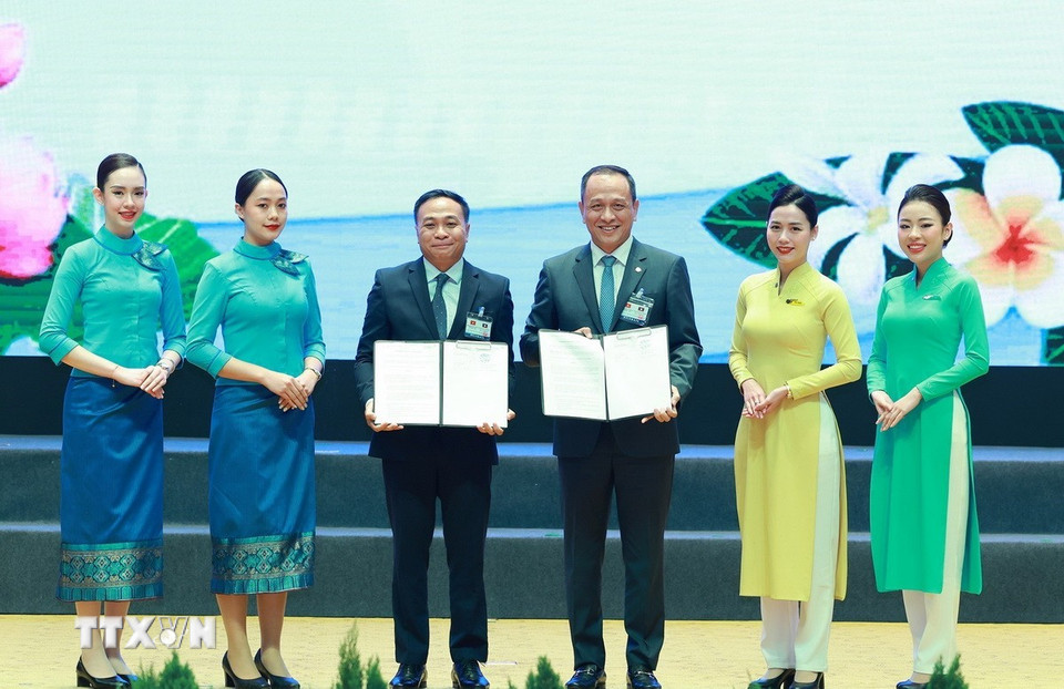 Lễ trao biên bản ghi nhớ giữa Vietnam Airlines và Lao Airlines về việc tăng cường và mở rộng quan hệ hợp tác song phương. (Ảnh: Dương Giang/TTXVN)