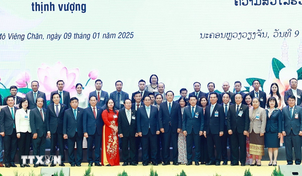 Thủ tướng Phạm Minh Chính và Thủ tướng Sonexay Siphandone với các doanh nghiệp. (Ảnh: Dương Giang/TTXVN)