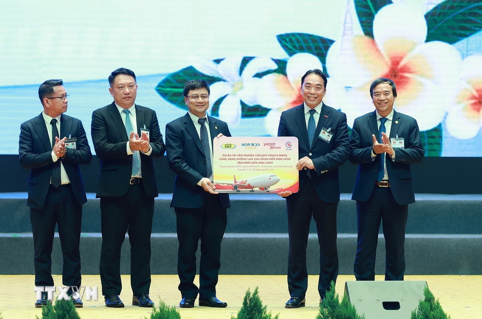 Lễ trao Thỏa thuận hợp tác giữa Tập đoàn Sovico với Bộ Giao thông công chính Lào. (Ảnh: Dương Giang/TTXVN)