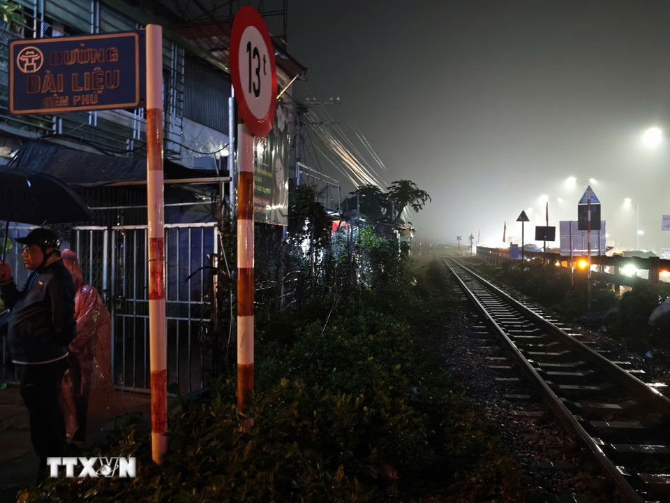 Các phương tiện đi lại an toàn, tàu hỏa được tiếp tục hành trình ngay trong tối 25/2. (Ảnh: Trung Nguyên/TTXVN)