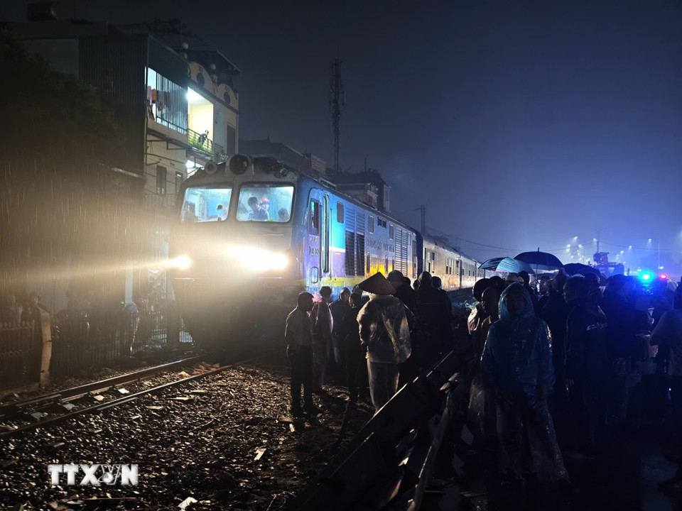 Các phương tiện đi lại an toàn, tàu hỏa tiếp tục hành trình ngay trong tối 25/2. (Ảnh: Trung Nguyên/TTXVN)