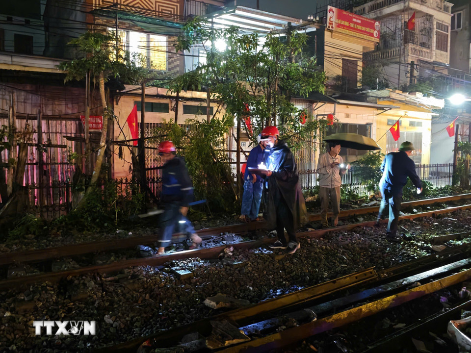 Công nhân đường sắt có mặt kịp thời, tiến hành sửa chữa lại vị trí đường ray bị hư hỏng sau vụ va chạm. Ảnh: Trung Nguyên/TTXVN)