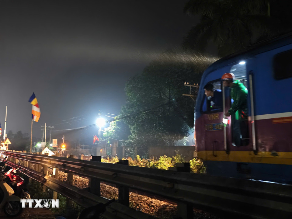 Các phương tiện đi lại an toàn, tàu hỏa tiếp tục hành trình ngay trong tối 25/2. (Ảnh: Trung Nguyên/TTXVN)