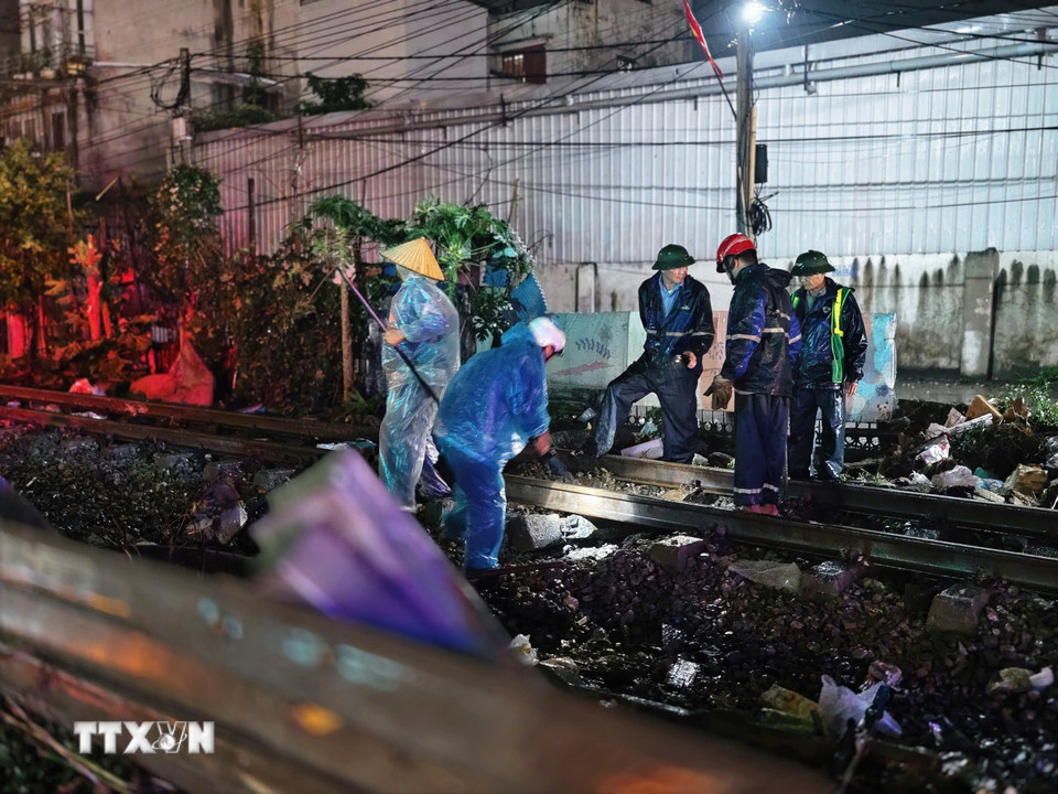 Công nhân đường sắt có mặt kịp thời, tiến hành sửa chữa lại vị trí đường ray bị hư hỏng sau vụ va chạm. Ảnh: Trung Nguyên/TTXVN)