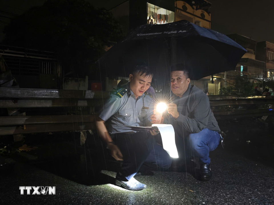 Lực lượng chức năng tiếp tục khắc phục hậu quả vụ tai nạn. (Ảnh: Trung Nguyên/TTXVN)