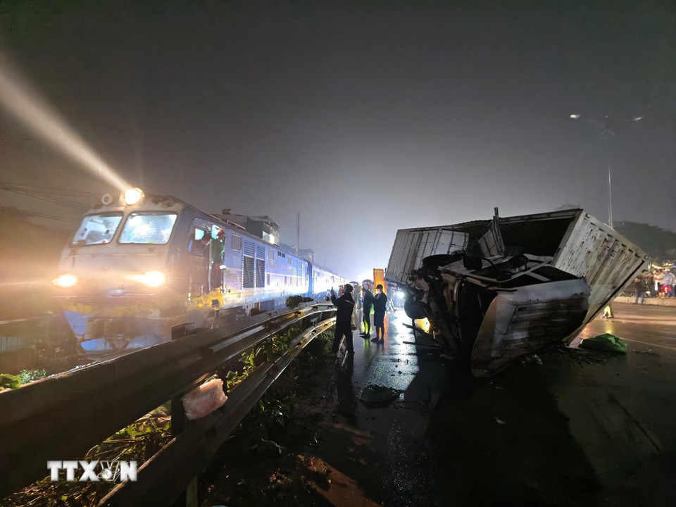 Ôtô tải biến dạng sau vụ tai nạn. (Ảnh: Trung Nguyên/TTXVN)