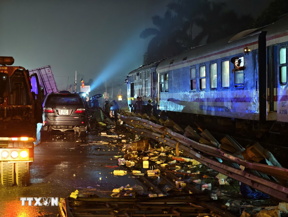 Hàng chục mét hộ lan hư hỏng sau cú va chạm. (Ảnh: Trung Nguyên/TTXVN)