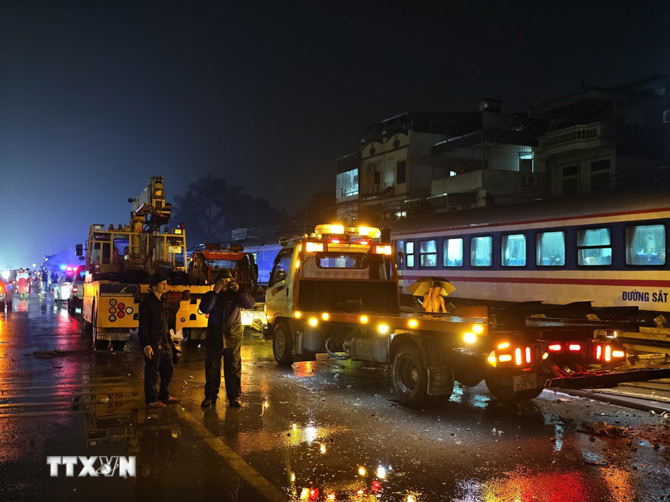 Lực lượng chức năng khẩn trương tiến hành công tác cứu hộ và giải phóng hiện trường. (Ảnh: Trung Nguyên/TTXVN)