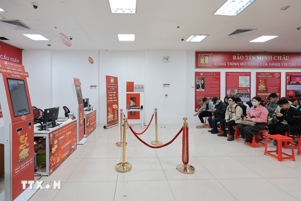 Người dân tranh thủ đi sớm xếp hàng với mong muốn mua được vàng lấy may cho năm mới thuận lợi. (Ảnh: Lê Đông/TTXVN)