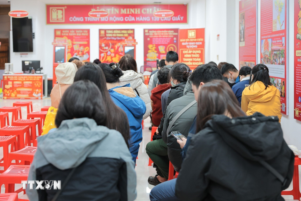 Không khí nhộn nhịp từ khoảng 4h sáng, dòng người nối dài tại cửa tiệm vàng trong ngày vía Thần Tài. (Ảnh: Lê Đông/TTXVN)