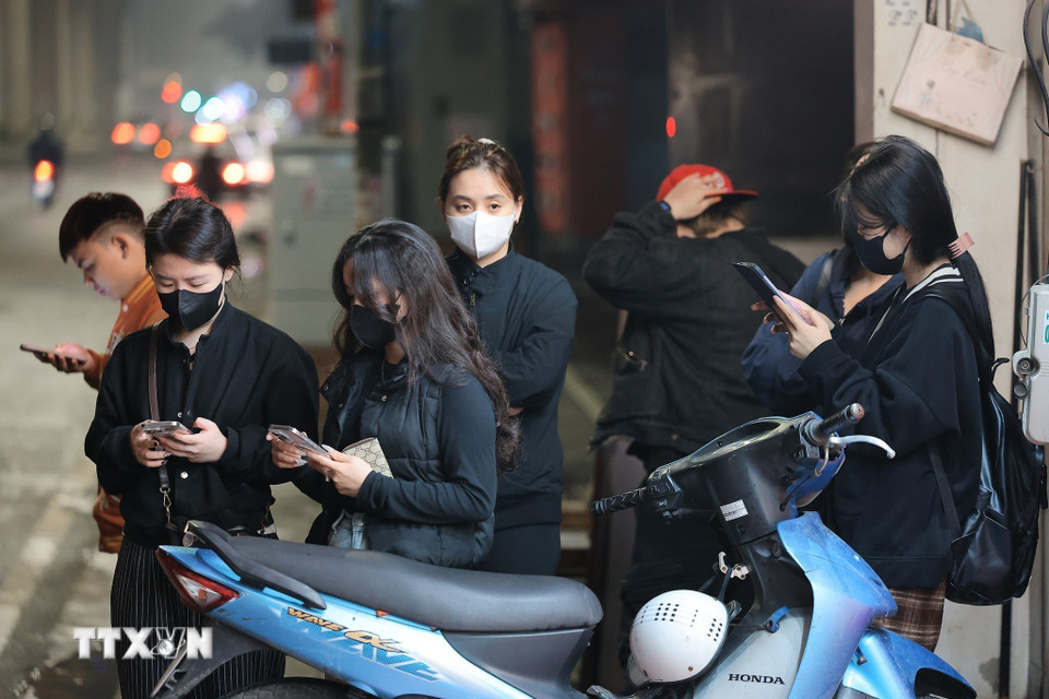 Người dân xếp hàng từ rất sớm trước cửa hàng vàng chờ giao dịch trong ngày vía Thần Tài. (Ảnh: Lê Đông/TTXVN)