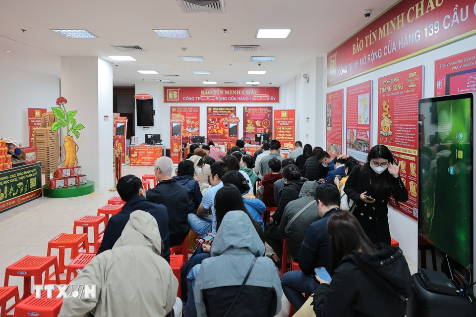 Từ 4h sáng, dòng người nối dài tại cửa tiệm vàng trong ngày vía Thần Tài. (Ảnh: Lê Đông/TTXVN)