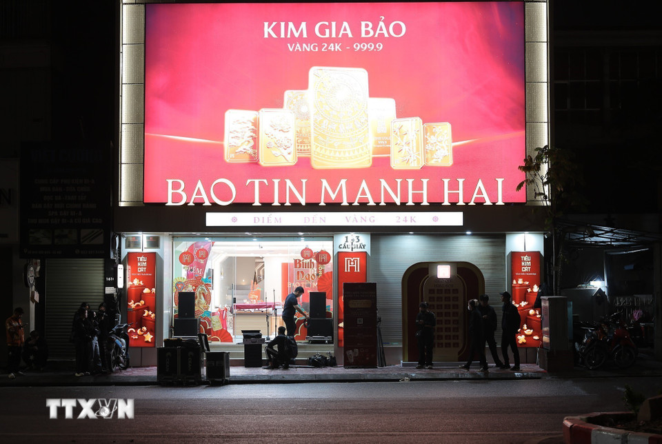 Trời còn chưa sáng, nhiều người đã có mặt, kiên nhẫn chờ đến lượt giao dịch trong ngày vía Thần Tài. (Ảnh: Lê Đông/TTXVN)