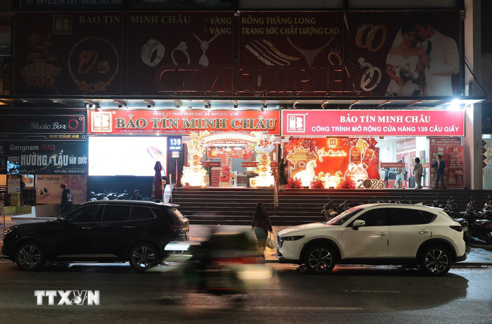 Nhiều người đã có mặt từ sớm, chờ đến lượt giao dịch trong ngày vía Thần Tài. (Ảnh: Lê Đông/TTXVN)