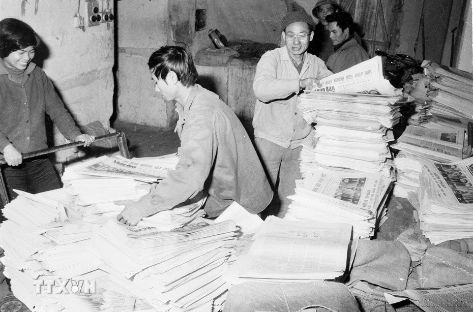 Sau ngày thống nhất đất nước, Báo chí Cách mạng Việt Nam tiếp tục đồng hành cùng đất nước bước vào công cuộc tái thiết, đổi mới và phát triển. Trong ảnh: Công nhân nhà in báo Nhân dân khẩn trương in số báo đặc biệt đưa tin về Hiến pháp mới nước Cộng hòa xã hội chủ nghĩa Việt Nam năm 1980. (Ảnh: Kim Hùng/TTXVN)