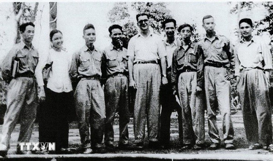 Các nhà báo Việt Nam và quốc tế dự Đại hội lần thứ nhất Hội Những người viết báo Việt (nay là Hội Nhà báo Việt Nam), tại xóm Roòng Khoa, xã Điềm Mặc, huyện Định Hóa (Thái Nguyên), ngày 21/4/1950. (Ảnh: Tư liệu/TTXVN phát)