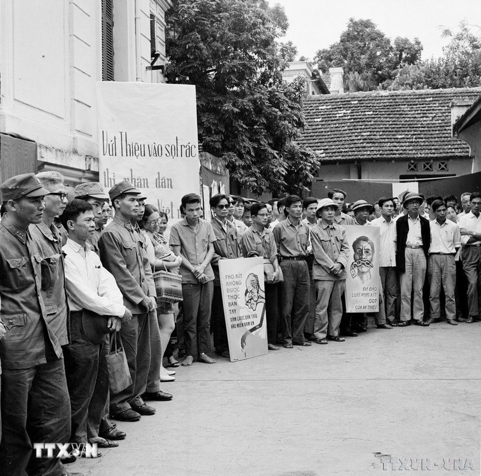 Các nhà báo, phóng viên miền Bắc tham gia mít tinh ủng hộ cuộc đấu tranh của đồng bào miền Nam chống lại đế quốc Mỹ xâm lược (1974). (Ảnh: TTXVN)