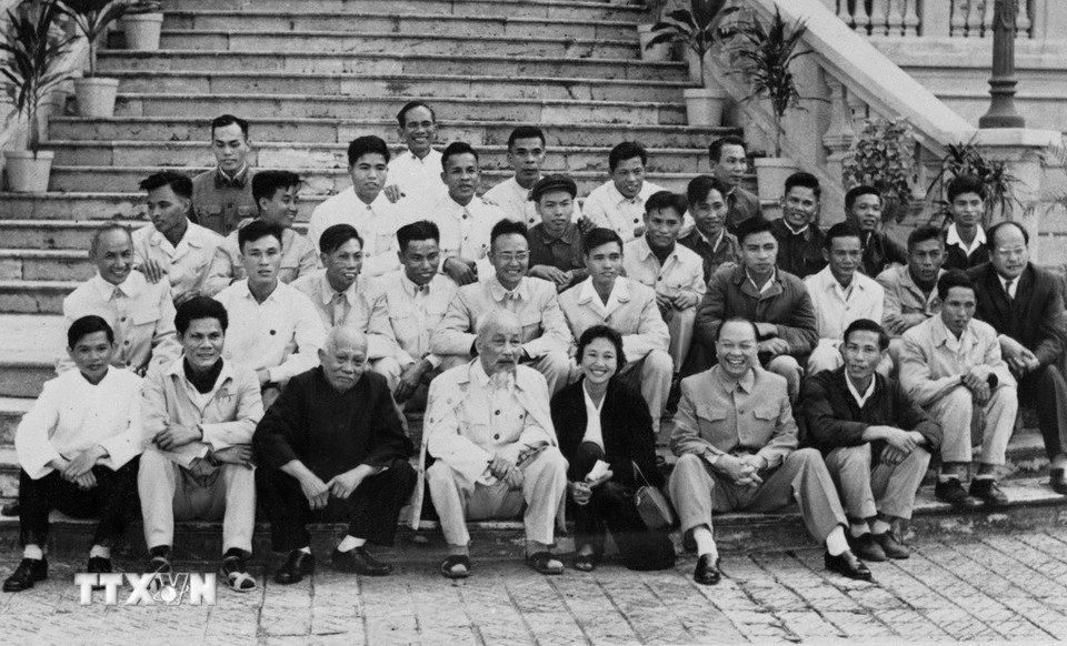 Chủ tịch Hồ Chí Minh, Phó Chủ tịch Tôn Đức Thắng và đồng chí Trường Chinh chụp ảnh lưu niệm với nhóm phóng viên báo chí phục vụ Đại hội lần thứ 3 của Đảng (9/1960). (Ảnh: Tư liệu TTXVN)