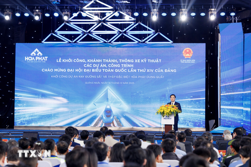 Sáng 19/12/2025, Tập đoàn Hòa Phát tổ chức Lễ khởi công Dự án Nhà máy sản xuất ray và thép đặc biệt Hòa Phát Dung Quất, công trình trọng điểm Quốc gia chào mừng Đại hội Đảng lần XIV. Bộ trưởng, Chủ nhiệm Văn phòng Chính phủ Trần Văn Sơn; Uỷ viên Ban chấp hành TW Đảng, Phó Trưởng Ban Tổ chức Trung ương Bùi Thị Quỳnh Vân tới dự. (Ảnh: Phạm Cường/TTXVN)