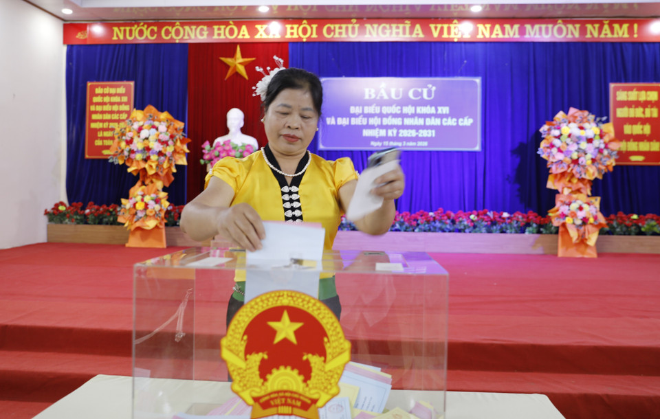Cử tri Lào Cai hân hoan bỏ phiếu bầu cử. (Ảnh: Tuấn Anh/TTXVN)