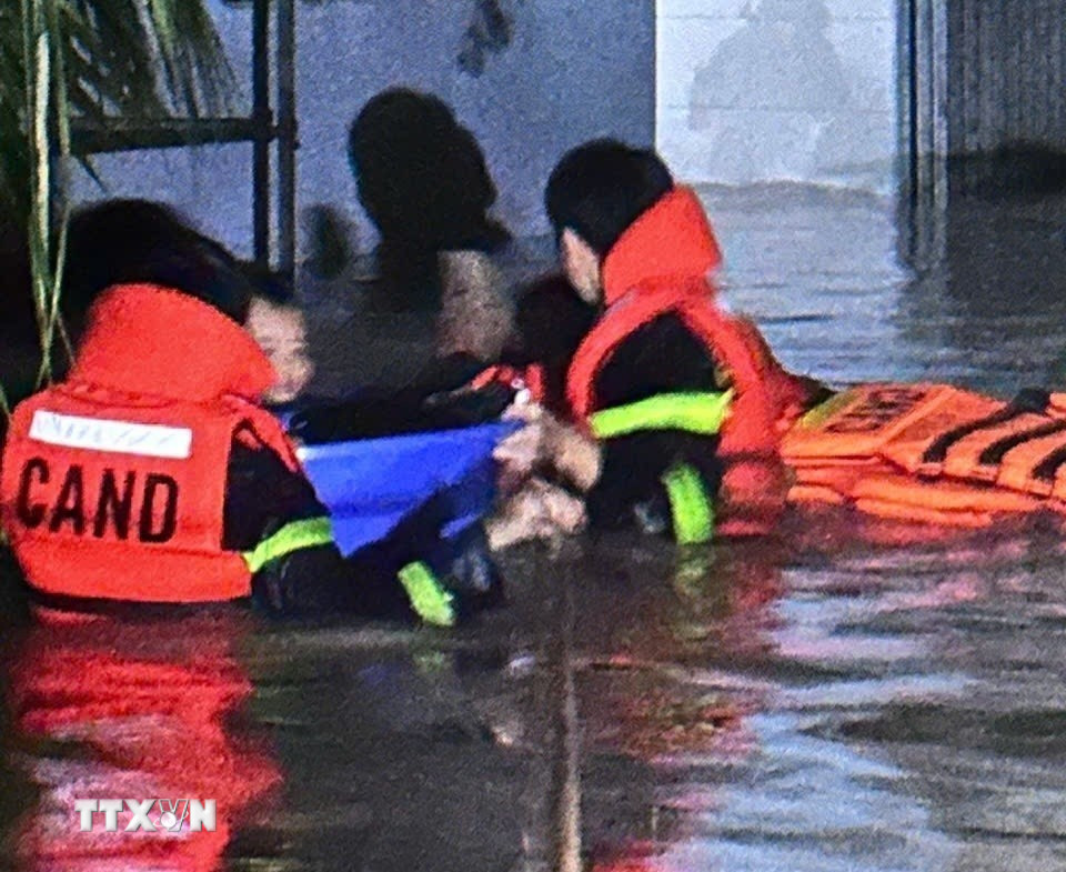 Công tác cứu nạn, cứu hộ kết thúc lúc gần 4 giờ sáng, bảo đảm an toàn cho người dân. (Ảnh: TTXVN phát)