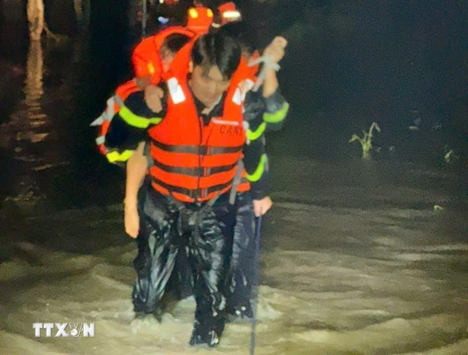 Công tác cứu nạn, cứu hộ kết thúc lúc gần 4 giờ sáng 23/10/2025, bảo đảm an toàn cho người dân. (Ảnh: TTXVN phát)