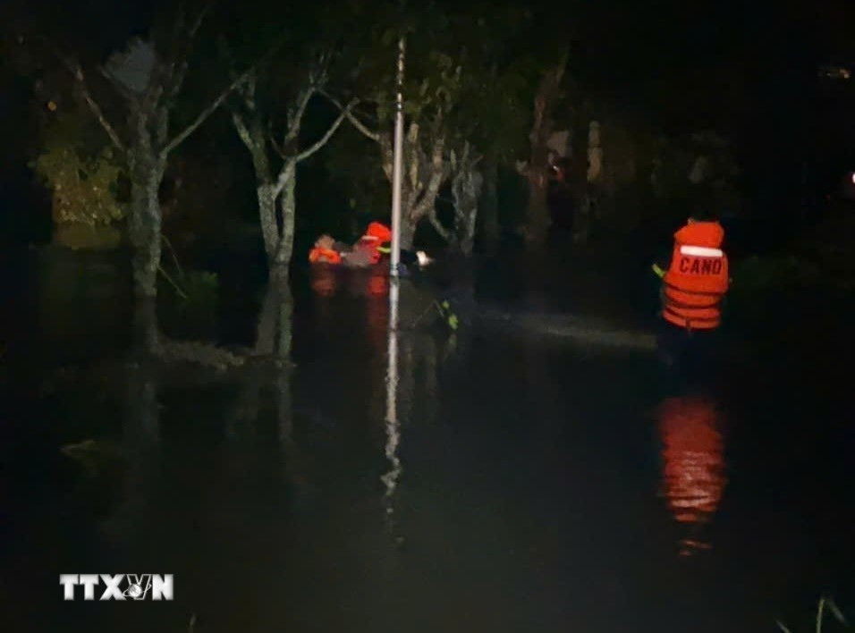 Giải cứu an toàn hơn 160 người mắc kẹt trong mưa lớn, ngập sâu tại phường Bến Cát. (Ảnh: TTXVN phát)