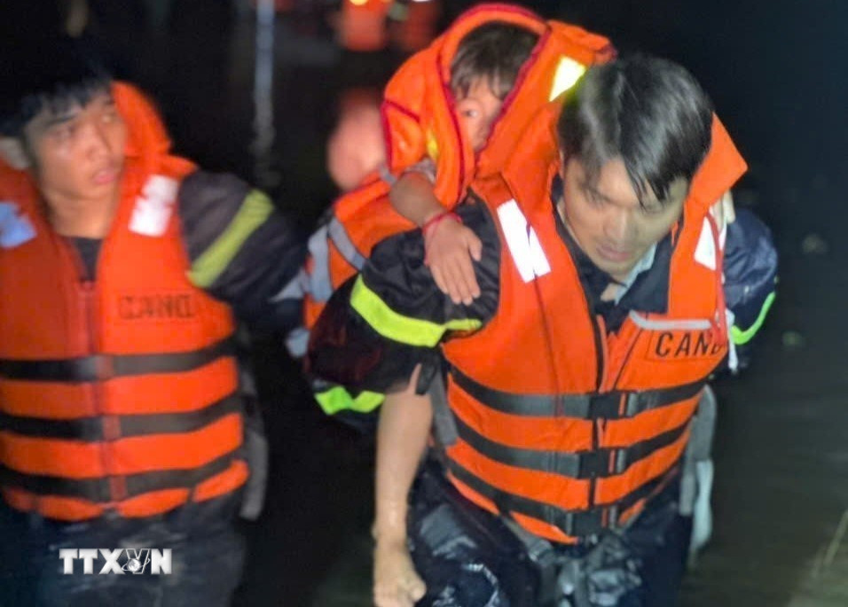 Công tác cứu nạn, cứu hộ kết thúc lúc gần 4 giờ sáng 23/10/2025, bảo đảm an toàn cho người dân. (Ảnh: TTXVN phát)