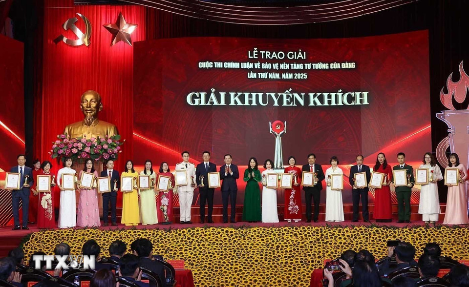 Ban Tổ chức trao giải Khuyến khích cho tác giả và nhóm tác giả đoạt giải. (Ảnh: Văn Điệp/TTXVN)