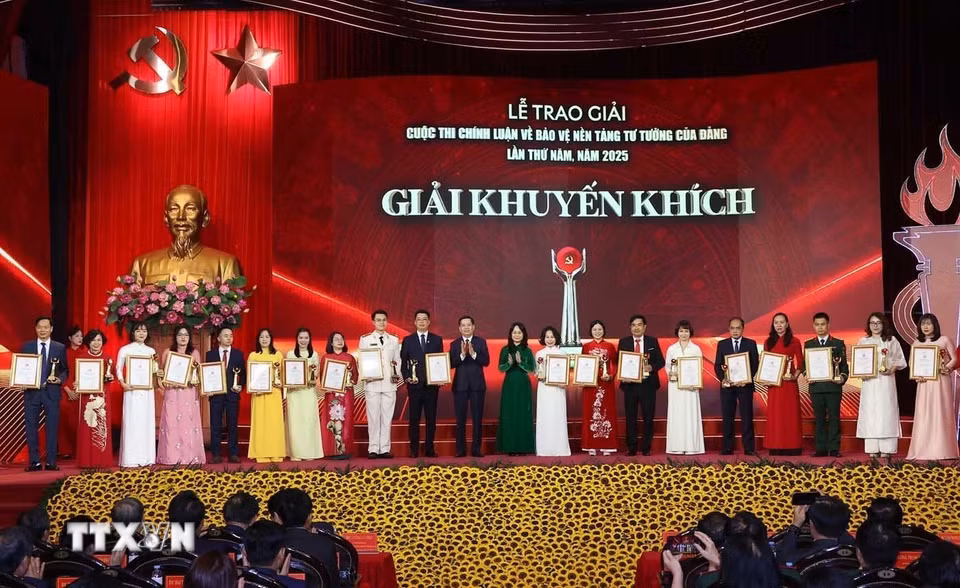 Ban Tổ chức trao giải Khuyến khích cho tác giả và nhóm tác giả đoạt giải. (Ảnh: Văn Điệp/TTXVN)