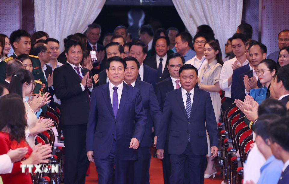 Chủ tịch nước Lương Cường và các đại biểu đến dự buổi lễ. (Ảnh: Văn Điệp/TTXVN)