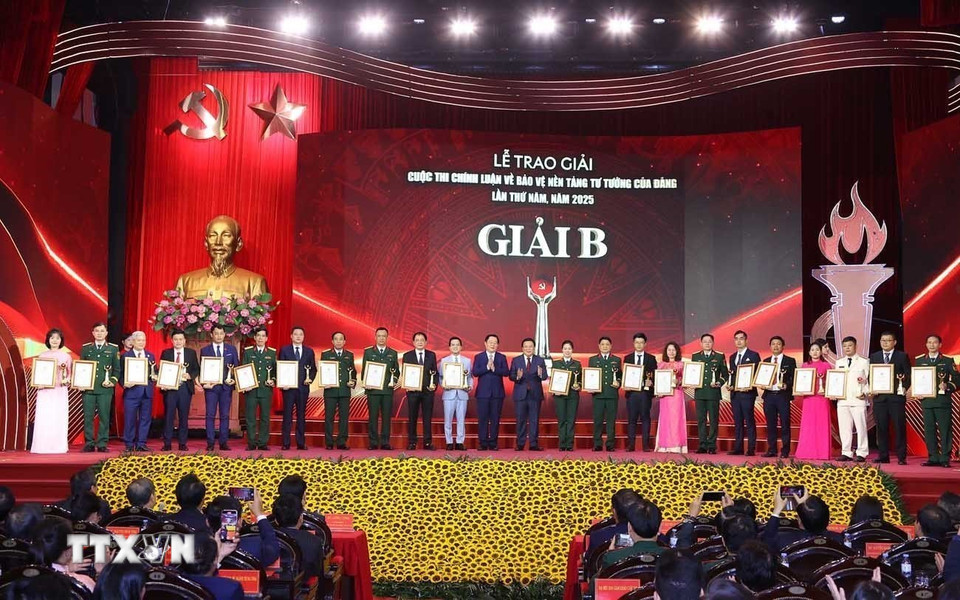 Đồng chí Nguyễn Xuân Thắng, Ủy viên Bộ Chính trị, Giám đốc Học viện Chính trị quốc gia Hồ Chí Minh, Chủ tịch Hội đồng Lý luận Trung ương, Phó Trưởng Ban Chỉ đạo 35 Trung ương, Trưởng Ban Chỉ đạo Cuộc thi và đồng chí Nguyễn Trọng Nghĩa, Ủy viên Bộ Chính trị, Bí thư Trung ương Đảng, Trưởng Ban Tuyên giáo và Dân vận Trung ương, Phó Trưởng Ban Chỉ đạo 35 Trung ương, Phó Trưởng Ban Chỉ đạo Cuộc thi trao giải B cho tác giả và nhóm tác giả đoạt giải. (Ảnh: Văn Điệp/TTXVN)