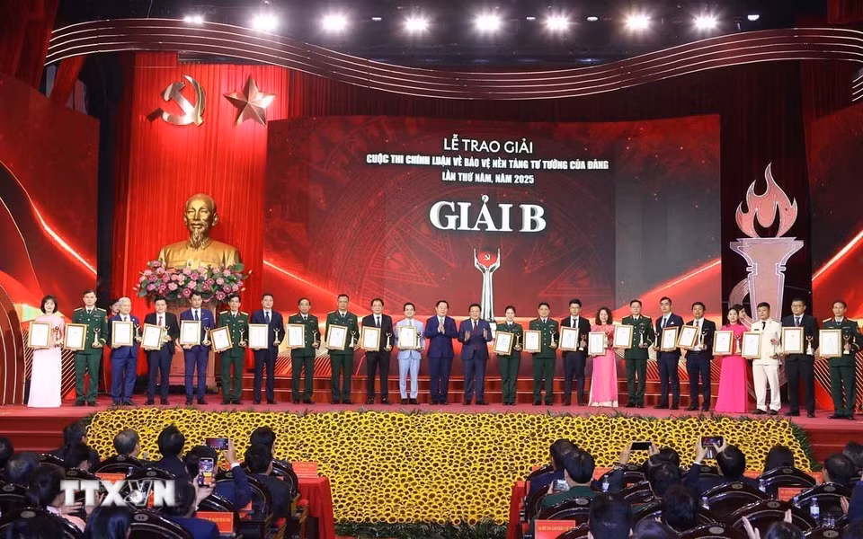 Đồng chí Nguyễn Xuân Thắng, Ủy viên Bộ Chính trị, Giám đốc Học viện Chính trị quốc gia Hồ Chí Minh, Chủ tịch Hội đồng Lý luận Trung ương, Phó Trưởng Ban Chỉ đạo 35 Trung ương, Trưởng Ban Chỉ đạo Cuộc thi và đồng chí Nguyễn Trọng Nghĩa, Ủy viên Bộ Chính trị, Bí thư Trung ương Đảng, Trưởng Ban Tuyên giáo và Dân vận Trung ương, Phó Trưởng Ban Chỉ đạo 35 Trung ương, Phó Trưởng Ban Chỉ đạo Cuộc thi trao giải B cho tác giả và nhóm tác giả đoạt giải. (Ảnh: Văn Điệp/TTXVN)