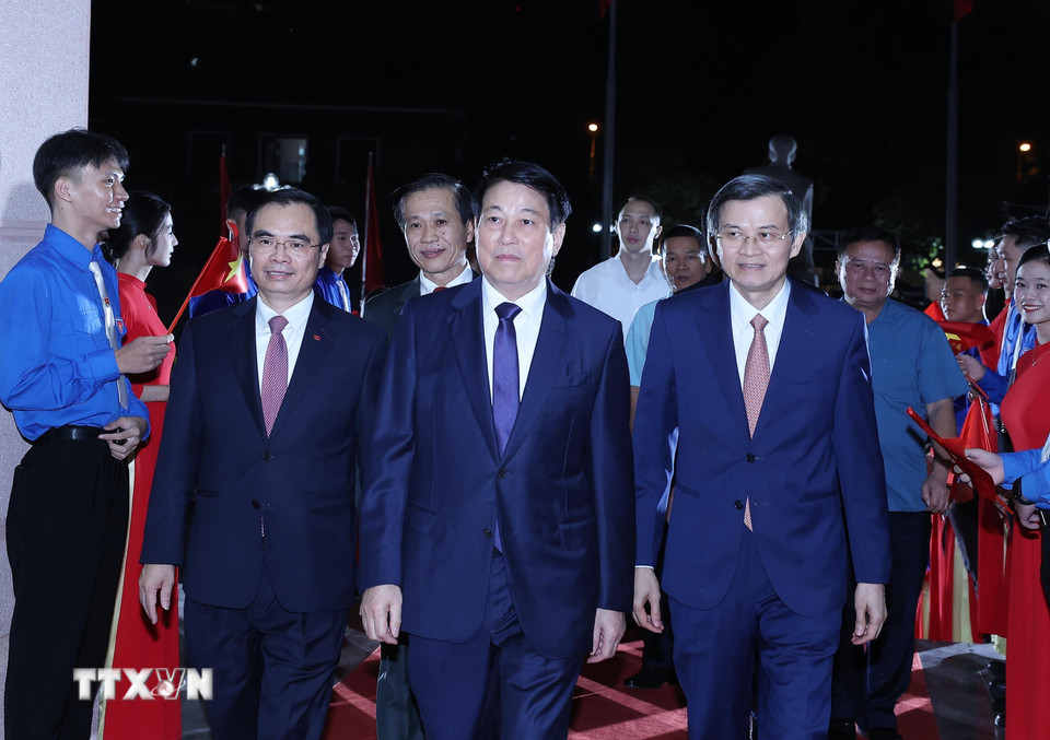 Chủ tịch nước Lương Cường đến dự Lễ trao giải Cuộc thi chính luận về bảo vệ nền tảng tư tưởng của Đảng lần thứ năm. (Ảnh: Lâm Khánh/TTXVN)