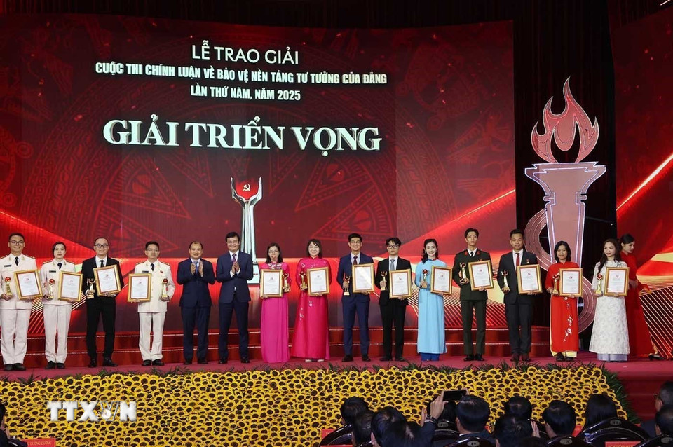 Ban Tổ chức trao giải Triển vọng cho tác giả và nhóm tác giả đoạt giải. (Ảnh: Văn Điệp/TTXVN)