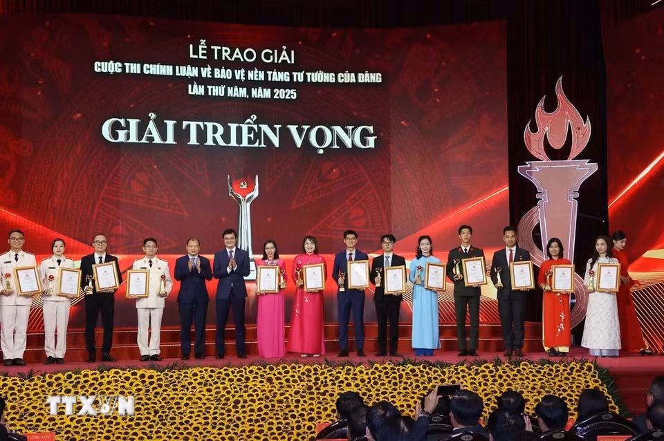 Ban Tổ chức trao giải Triển vọng cho tác giả và nhóm tác giả đoạt giải. (Ảnh: Văn Điệp/TTXVN)