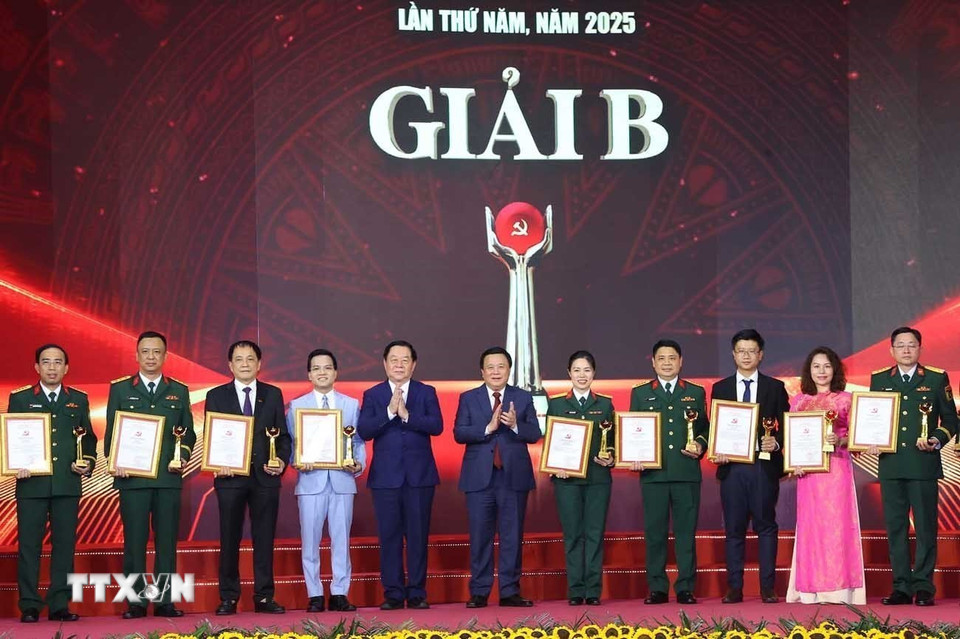 Đồng chí Nguyễn Xuân Thắng, Ủy viên Bộ Chính trị, Giám đốc Học viện Chính trị quốc gia Hồ Chí Minh, Chủ tịch Hội đồng Lý luận Trung ương, Phó Trưởng Ban Chỉ đạo 35 Trung ương, Trưởng Ban Chỉ đạo Cuộc thi và đồng chí Nguyễn Trọng Nghĩa, Ủy viên Bộ Chính trị, Bí thư Trung ương Đảng, Trưởng Ban Tuyên giáo và Dân vận Trung ương, Phó Trưởng Ban Chỉ đạo 35 Trung ương, Phó Trưởng Ban Chỉ đạo Cuộc thi trao giải B cho tác giả và nhóm tác giả đoạt giải. (Ảnh: Văn Điệp/TTXVN)