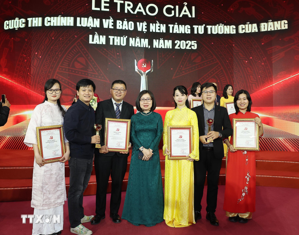 Lãnh đạo và các tác giả Thông tấn xã Việt Nam tại Lễ trao giải Cuộc thi chính luận về Bảo vệ nền tảng tư tưởng của Đảng lần thứ năm - năm 2025. (Ảnh: TTXVN)