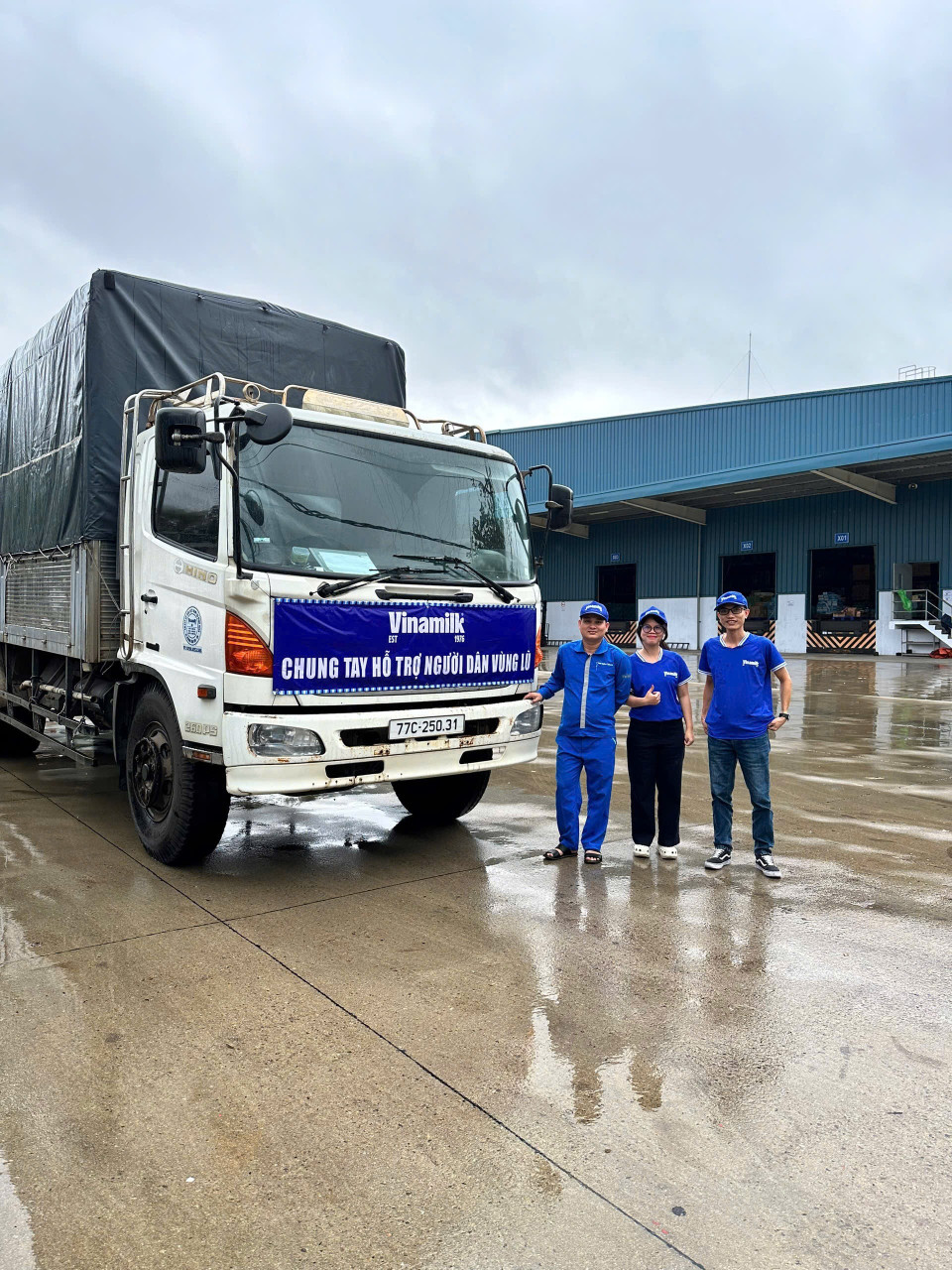 Trong lúc nước còn chưa kịp rút, những chuyến xe chở 48 tấn sản phẩm dinh dưỡng của Vinamilk - gồm sữa và nước uống, đã lên đường xuyên đêm đến ba tỉnh chịu ảnh hưởng nặng nề. (Ảnh: Vi Nam)