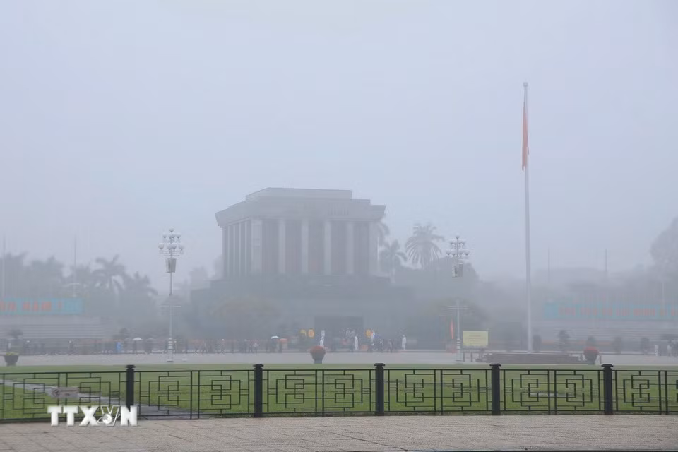 Sương mù từ sáng sớm ở khu vực Quảng trường Ba Đình. (Ảnh: Nguyễn Hoa/TTXVN phát)