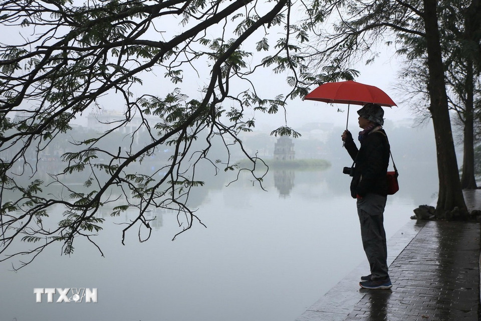 Sương mù từ sáng sớm ở khu vực Hồ Hoàn Kiếm. (Ảnh: Mai Hiền/TTXVN phát)