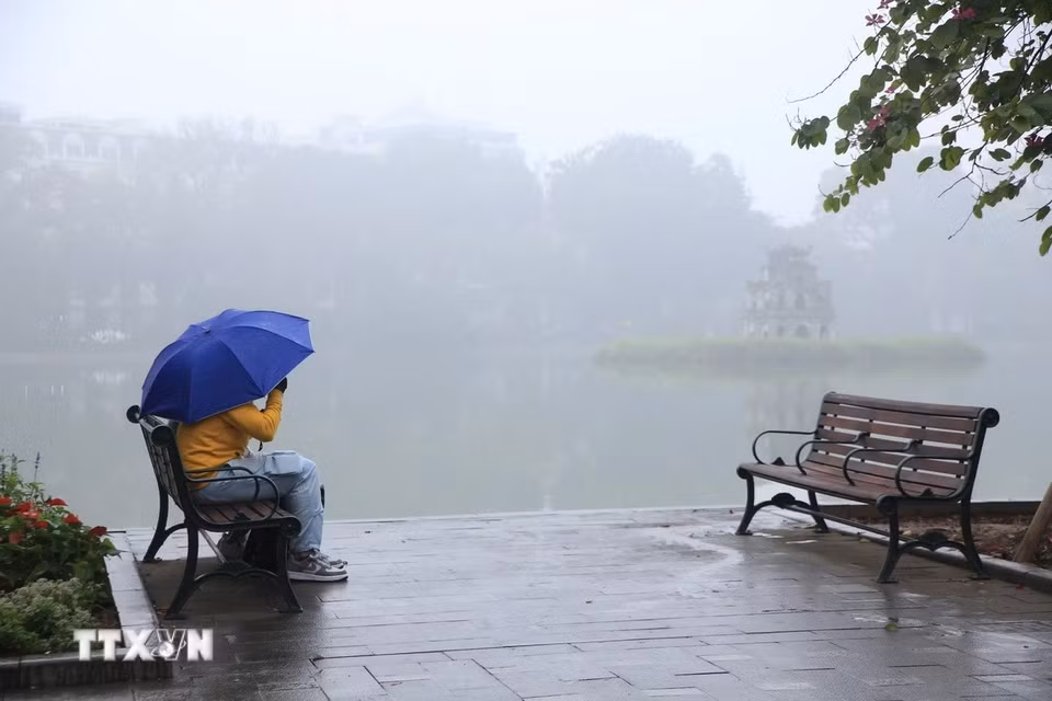 Sương mù từ sáng sớm ở khu vực Hồ Hoàn Kiếm. (Ảnh: Nguyễn Hoa/TTXVN phát)