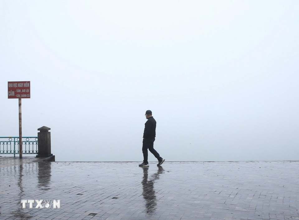 Sương mù và mưa phùn ở khu vực Hồ Tây. (Ảnh: Nguyễn Hoa/TTXVN phát)