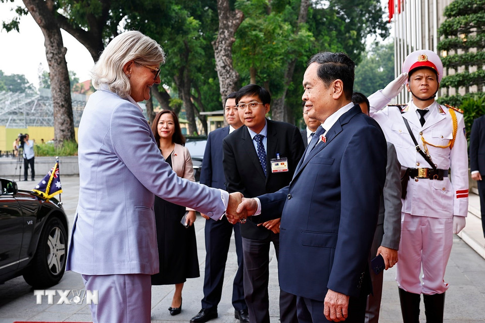 Chủ tịch Quốc hội Trần Thanh Mẫn đón Toàn quyền Australia Sam Mostyn. (Ảnh: Doãn Tấn/TTXVN)