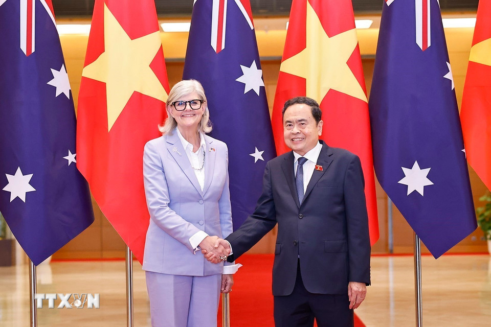 Chủ tịch Quốc hội Trần Thanh Mẫn đón Toàn quyền Australia Sam Mostyn. (Ảnh: Doãn Tấn/TTXVN)